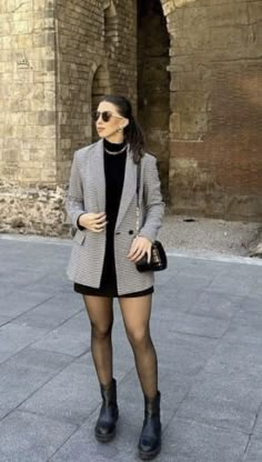 Edgy Outfits Office, Ankle Boots Outfit Dressy, Outfit Formal Invierno, Combat Boots Work Outfit, Casual Bachelorette Party Outfit, Combat Boots Outfit For Women, Outfits Bogota, Looks Country, Winter Fashion Outfits Casual