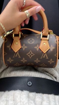 Louis Vuitton Bag Aesthetic, Homemade Jewelry Ideas, Sac Louis Vuitton, Jewelry Traditional, Fancy Jewelry Necklace, Bag Obsession, Craft Jewelry