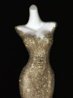 Classy Prom Dresses, Gold Aesthetic, Glamour Dress, Prom Dress Inspiration, Pretty Prom Dresses, Fairytale Dress, Aesthetic Pinterest, Dress Gold, Prom Outfits