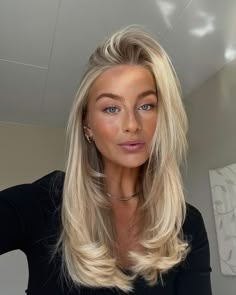 How to get soft healthy hair when blonde and dry ends! Warm Blonde Hair, Bright Blonde Hair, Light Blonde Hair, Balayage Blonde, Honey Blonde Hair