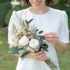 Ramo de novia de flores preservadas Lady Blanc Lace Costume, Eclectic Wedding, Wedding Planning Guide, Wedding Flower Arrangements, Dried Flower Arrangements, Rustic Wedding Decor, How To Preserve Flowers, Wedding Pictures, Bridal Bouquet