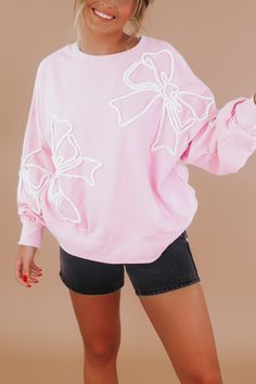 Release your playful side with our Bow Detail Crewneck Sweatshirt! This pink sweatshirt features a flirty bow detail and an oversized fit. The bow details are feminine and sweet. Perfect for adding a touch of fun to any outfit. Pink crewneck Dow details Oversized Ribbed round neckline Sizing: S (4/6) M (8/10) L (10/12) **Runs slightly large Model Specs: Emily is wearing a size small in the photo. How will this item fit you? Check out our MODEL SPECS (Typical Sizing - Karli: S-Size 5/26 - 5ft 2in, Emily: S-Size 3/25 - 5ft 5in, Syd: L/XL- Size 15/ - 5ft 8in)Need help with sizing? No problem! Join our VIP group on Facebook, Everyday Chic Boutique VIP Insiders to chat directly with our team and other customers just like you.Packaged with love and shipped from our warehouse in Wilmington, Ohio Unique Rave Outfits, Boho Fashion Summer, Exclusive Dress, Everyday Chic, Cute Preppy Outfits, Pink Crewneck, Rave Outfits, Pink Sweatshirt, The Dance