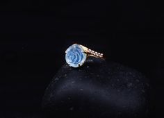 Mẫu nhẫn hoa mẫu đơn đá aquamarine đầy quyến rũ  #hoamaudon #liugems #ringswomen #aquamarine #Peony #Flower Peony Flower, Druzy Ring, Sapphire Ring, Sapphire