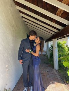 Navy Blue Couple Outfits Formal, Couple Poses Formal Picture Ideas, Dark Blue Prom Couple, Navy Prom Couple, Blue Prom Couple, Prom Couple Poses, Prom Photo Poses, Prom Couples Outfits, Blue Long Prom Dresses