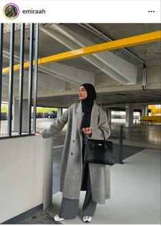 Hijabi Fashion Winter, Hijabi Winter Outfits, Hijabi Streetwear, Outfits With Grey Cardigan, Modest Winter Outfits, Estilo Hijab, Zara Drip, Hijabi Fits, Stile Hijab