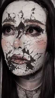 !!credit: @noitsfeeviun on tikok!! Cracked Doll Face Drawing, Cracked Porcelain Doll Makeup, Cracked Face Makeup, Cracked Porcelain Doll, Akira Aesthetic, Scary Makeup Looks, Scare Actor, Cracked Doll Makeup, Cracked Doll