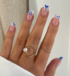 Veja como aplicar as tendências de unhas decoradas 2024 com o azul e veja passo a passos de nail art com os azuis: pastel, neon, escuro e + Nail For The Beach, Classic Nails Square, Square Biab Nails Summer, Blue Nails Biab, Square Nails Designs Short, Flower Nail Designs Square, Blue Biab Nails Designs, Short Square Biab Nails, Europe Nails Design