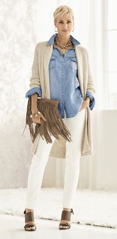 white jeans outfit - pair a chambray shirt with white jeans, cardigan, heels. Chic Floral Outfits, White Pants With Sweater, Beige And White Sweater Outfit, Clothes Pairing Ideas, Chic Outfits For Women In Their 40s, White Jeans Denim Shirt, Cream Cords Outfit, Casual Chic Feminine Style, White Jeans Fall Outfit Casual