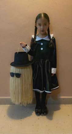 Disfraz de Merlina para niña. Wednesday Addams and Cousin Quidditch Costume, Oogie Boogie Costume, Wednesday Costume, Wednesday Addams Costume, Amazing Halloween Costumes, Halloween Infantil, Neil Patrick, Neil Patrick Harris, Scary Costumes