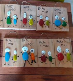 wooden peg board with different colored buttons on them and the words papa moi written in spanish