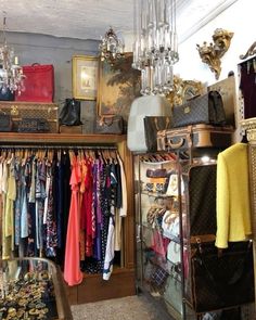 Maximalist Boutique Decor, Maximalist Walk In Closet, Vintage Walking Closet, Eclectic Dressing Room, Dressing Room Closet Extra Bedroom, Maximalist Closet Organization, Vintage Closet Aesthetic, Maximalist Storage, Boho Walk In Closet