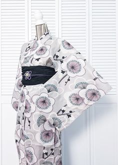 Japanese Yukata Kimono - Plum Blossoms in Grey White Kimono For Spring Tea Ceremony, White Kimono For Tea Ceremony In Spring, Geisha Outfit, Traditional Yukata, Japan Costume, Japanese Kimono Fashion, Gray Kimono, Pretty Kimonos, Kimono Traditional