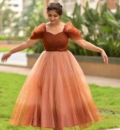 Frock Fashion For Wedding, New Frock Models For Women, Net Simple Gown, Frock Western Style, Maxi Frocks For Women, Saree Frock Designs For Women, Net Frock Models, Dresses Models For Stitching, Side Open Frock Designs