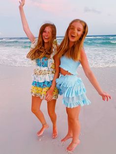 Friends On Beach, Beach Pinterest, Preppy Friends, Preppy Dress, Cute Beach Pictures, Dress Preppy, Friendship Photoshoot, Outfit Inso