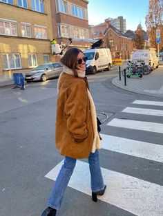 Casual Aethestic Outfits, Fashionable Cold Weather Outfits, Nee York Fall Outfits, Big Sur Style Fashion, Suede Shearling Jacket Outfit, Fall Outfits In Nyc, Colourful Outfits Winter, Oregon Outfits Winter, Italian Winter Style