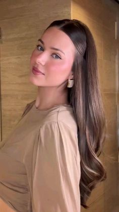 Peinados De Graduacion Suelto, Off Shoulder Dress Hairstyle, Peinados Para Graduacion Sueltos, Wedding Guest Hairstyles For Long Hair, Peinados Elegantes Sueltos, Hairstyle For Graduation, Graduation Cap Hairstyles, Office Hairstyles For Long Hair, Hairstyles For Wedding Guest