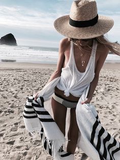 Beach Outfits Women Summer, White Beachwear, Resort Attire, Hawaii Outfits, Summer Outfits For Teens, Crescent Necklace, Necklace Layered, 90's Fashion, Trendy Swimwear