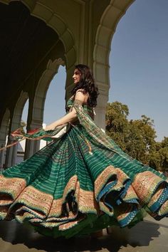 Mehndi Green Dress, Pretty Lehengas, Lehenga For Bride, Lehenga Indian, Heavy Lehenga, Indian Wedding Couple Photography, Latest Bridal Dresses