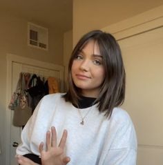 Rachel Green Hair Short Bob, Kaia Gerber Bob Hair, Unstyled Bob, Matcha Outfit, Bella Hadid Bob Haircut, Brown Bob Aesthetic, Gracie Abrams Bob Cut, 1990s Hair, Messed Up Hair