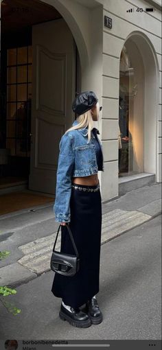 Diesel Bag Outfit, Baret Outfit, 2023 Back To School, Berlin Street Style, Celebrity Food, Summer Outfits Vacation, Beret Outfit, Autumn Shopping, Berlin Fashion Street