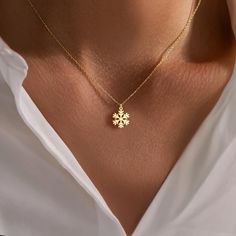 This beautiful snowflake necklace is perfect for those who love the cold and magical atmosphere of winter. With its minimalist and elegant design, it's suitable for both women and girls. The necklace is a great addition to any outfit, whether for daily wear or special occasions. A wonderful gift for winter lovers, this piece captures the charm of the season in a delicate and stylish way. Our handmade silver necklaces make wonderful and delicate gifts for you.  Materials: -High Quality 925 Sterling Silver -18k Gold Plated Silver -18k Rose Gold Plated Silver Colors: -Gold -Rose Gold -Silver Please choose from options tag, if you would like a different color than the one shown in our pictures Packaging: All necklaces are carefully packaged and sent in a special gift box. We hope you find the Winter Lovers, Minimalist Winter, Snowflake Necklace, Winter Jewelry, Christmas Necklace, Jewelry Elegant, Snake Necklace, Personalized Necklace, Gold Plated Silver