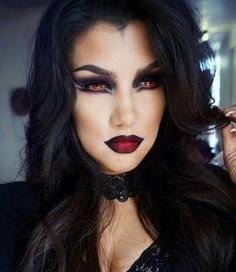 Scary Vampire with red eyes Vampire Makeup Tutorial, Vampire Makeup Looks, Vampire Eyes, Halloween Make-up Looks, Witch Makeup