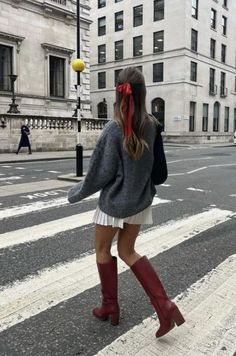 Fashion Week Dresses, Gossip Girl Outfits, Gossip Girl Fashion, Berlin Fashion, Sweater Outfit, Cute Preppy Outfits, Spring Fashion Trends, Cute Fall Outfits