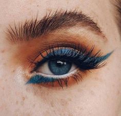 Eyeliner Cat, Make Up Designs, Blue Eyeshadow Looks, Eyeliner Tips, Eyeliner Color, Paint Inspo, Makeup Drawing, 얼굴 드로잉