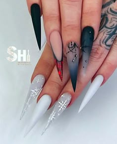 Gothic Christmas Nail Designs, Gothic New Years Nails, Christmas Goth Nails, Creepy Christmas Nails, Spooky Christmas Nails, Gothic Christmas, Nail Foil