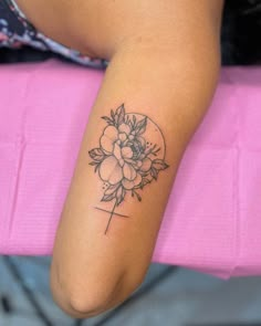 Mais uma florzinha 🌸 Obrigado pela confiança Good Tattoo Quotes, Birthday Tattoo, Beautiful Flower Tattoos, Pretty Tattoos For Women, Minimal Tattoo, Piercing Tattoo, Pretty Tattoos, May 17