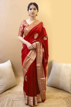 Red Saree Wedding, Saree Bollywood, Indian Silk Sarees, Silk Saree Blouse Designs, Indian Fashion Saree, Saree Blouse Designs Latest, Wedding Saree Indian, Indian Bridal Outfits, Art Silk Sarees