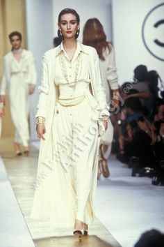 Fashion Runway Aesthetic, 1988 Fashion, Chanel Archive, 80s Chanel, Vintage Runway Fashion, Chanel Runway, Classic Chanel, 90s Runway Fashion, Runway Fashion Couture