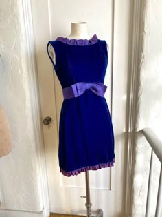 This is an adorable vintage 1960'd blue velvet sleeveless, empire waist mini dress with a purple satin bow and ruffled trim. Full zip back.  The only label is a Union Made ILGWU one. In very good condition. There is no size tag, but I would guess a size small. Measurements are Underarm to underarm - 16 " Under bust / Waist - 14" Shoulder to hem 34" 1960s Dresses Formal, Mimi Dress, Vintage Dress Blue, Vintage Velvet Dress, 1960s Dresses, Mood Clothes, 70’s Fashion, Cocktail Dress Vintage, Purple Satin