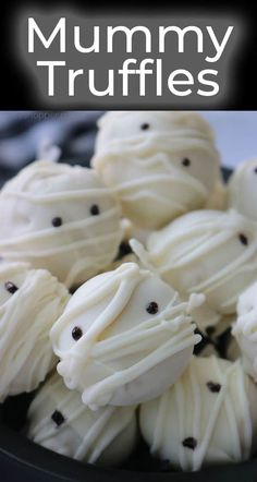 Make these Halloween Mummy Oreo truffles for a fun spooky treat this year. Use Chocolate or Golden Oreos; whichever is your favorite! Since they use just 4 simple ingredients, and no bake, they are so simple to make. Fondant Tips, Peanut Butter Cup Cookies, White Cake Recipe, Fun Halloween Food, Cake Pop Recipe, Oreo Truffles, Halloween Mummy, No Cook Desserts