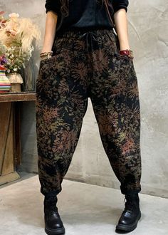 Stylish pants made of Linen, cotton or patchwork fabrics Printed Denim Pants, Goth Fits, Mode Prints, Winter Fit, Print Denim, Mode Inspo, Printed Denim, Spring Style, Looks Style