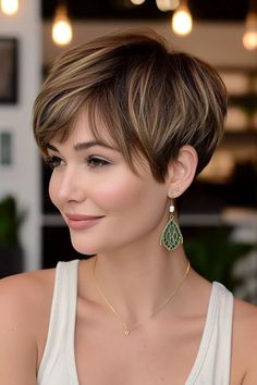 46+ Kurzhaarfrisuren für dünnes Haar: Frischer Look - hairtastic.de Hair Affair, Short Hair Color, Bowl Cut, Haircut And Color, Short Pixie Cut, Cool Haircuts, Pixie Hairstyles, Hair Today