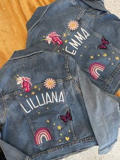 Jean Jacket Custom, Painting On Jean Jacket, Painted Jacket Ideas, Painted Denim Jacket Ideas, Pants Painting, Jean Painting, Clothing Customization, Custom Kids Clothes, Customised Denim Jacket