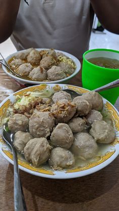 Makan Bakso Refil Sepuasnya Cake Candy, Indonesian Food, Pretty Food, Street Food, Food And Drink, Candy, Drinks, Cream, Cake