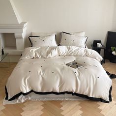 Silky Black Heart White Bedding Set / + Medium Fitted Black And White Bedding Set, White Bedding Set, Bedroom Duvet, White Bed Set, Bed Sheet Sizes, Sleep Sanctuary, Large Beds, Twin Xl Bedding, Small Bed