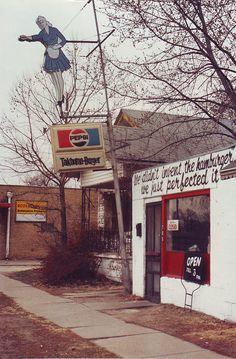 an old building with a sign on the side of it that says, don't even the hamburgerger we just received it