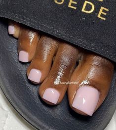 Toenail Polish Black Women, Pink White Pedicure, Pink Pedicure Black Women, Natural Pedicure Ideas Toenails, Birthday Toe Nail Ideas, Pedicure Ideas Dark Skin, Baby Pink Toes Nails, Light Pink Acrylic Toes, Birthday Toes Nails