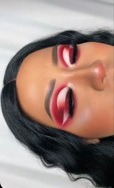 Red Christmas Eyeshadow, Advanced Makeup Looks, Eyeshadow Looks Dramatic, Graduation Eyeshadow Looks, Eyeshadow Looks Videos, Red Cut Crease, Eyeshadow Platte, Red Eyeshadow Looks, Extreme Make-up