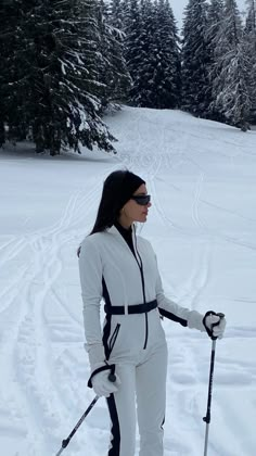 Alps skii winter hill slopes Colorado cabin vibes after ski party girl Christmas winter break vacation Aspen Skiing Aesthetic, Courchevel Ski Outfit, Niseko Aesthetic, All White Ski Outfit, Winter Outfit Switzerland, Swiss Outfit Winter, Aspen Outfit Winter Ski Fashion, Ski Suit Aesthetic, Aspen Ski Outfits