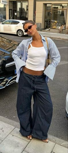 Carrie Bradshaw Outfits Casual, Summer 2025 Trends, Fairy Tale Creatures, Button Down Outfit, Looks Pinterest, Denim On Denim, Platform Clogs, Polo Top, Looks Chic