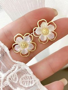 Small Flower Earrings, White Flower Earring, Wishlist 2024, Korean Jewelry, Stylish Earrings, Floral Studs, Stylish Earring, Ear Rings, Fashion Attire