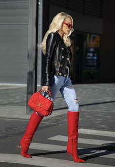 Red Knee High Boots Outfit, Red Boots Outfit, Milan Outfits, Red Knee High Boots, Thigh High Boots Outfit, Knee High Boots Outfit, Knee Boots Outfit, Winter Boots Outfits, High Boots Outfit