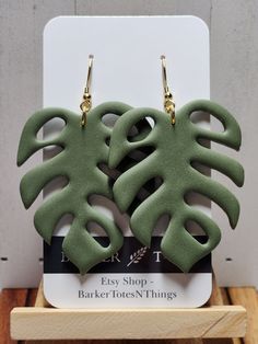 Monstera leaf polymer clay earrings. White has a stainless steel French hook. Hypoallergenic/nickel free. Green and Ivory have a gold hook. Trendy Handmade Leaf-shaped Earrings, Leaf Clay Earrings, Leaf Polymer Clay Earrings, Earring Business, Leaf Clay, Clay Inspo, Polymer Clay Jewelry Diy, Clay Jewelry Diy, Fancy Jewellery