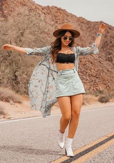 Tequila Outfit, Sombrero Outfit, Outfit Picnic, Foto Cowgirl, Tropical Outfit, White Boots, Outfits Casuales, Everyday Outfits, Instagram Feed