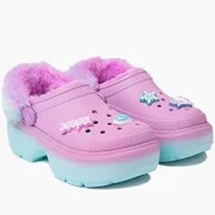 Step Up And Into A New Reality With A Collab That's A Splash Of Both Heaven And Earth. The Aespa X Crocs Stomp Lined Clog Captures The Celestial Vibes Of Aespa's Aesthetic, Designed To Make You Feel Like You're Walking Amongst The Clouds. Spring Purple Synthetic Clogs, Purple Synthetic Clogs, Pink Round Toe Clogs For Winter, Pink Winter Clogs, Trendy Pink Slip-on Clogs, Pink Crocs, Fashion Shoes Boots, Purple Heels, Heaven And Earth