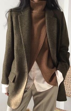 Master Layering Outfits: Seasonal Style & Aesthetic Tips Dark Academia Fashion Pants, Dark Academia Fashion, Academia Fashion, Moda Vintage, Looks Style, Looks Vintage, Look Fashion